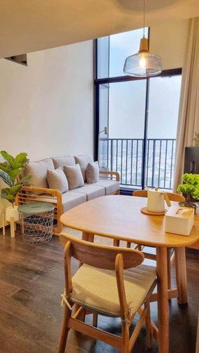 รูป Park Origin Thonglor ห้องโปร่งโล่งสไตล์ญี่ปุ่น มีมุมนั่งเล่นปูเสื่อทาทามิ โซฟาติดระเบียงกว้าง เฟอร์ไม้คุมโทนอุ่น - รูปที่ 6/7