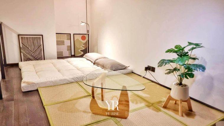 รูป Park Origin Thonglor ห้องโปร่งโล่งสไตล์ญี่ปุ่น มีมุมนั่งเล่นปูเสื่อทาทามิ โซฟาติดระเบียงกว้าง เฟอร์ไม้คุมโทนอุ่น - รูปที่ 2/7