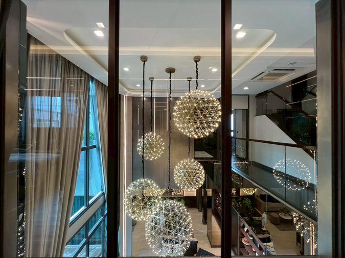 รูป บ้านเดี่ยวระดับ Ultra Luxury 3 ชั้น พร้อมลิฟต์ส่วนตัว บนทำเลศักยภาพ กรุงเทพกรีฑา ที่ออกแบบมาเพื่อการใช้ชีวิตเหนือระดับ พร้อมความเป็นส่วนตัวในทุกมิติ - รูปที่ 11/33
