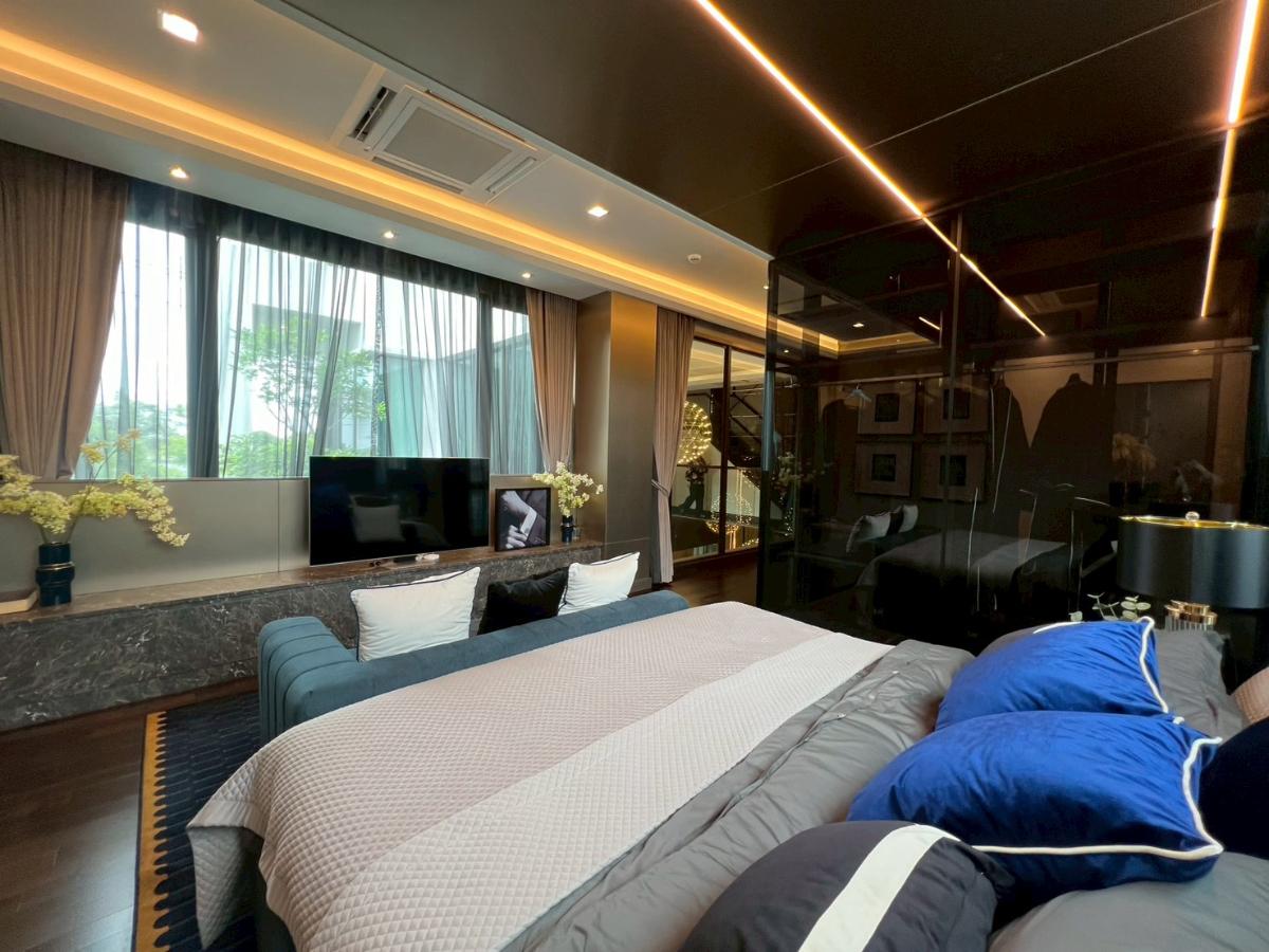 picture An ultra-luxury 3-story detached house with a private elevator in the prime Bangkok Kreetha area - 10/33