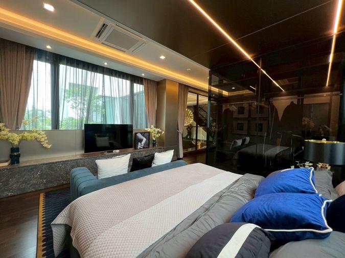 รูป บ้านเดี่ยวระดับ Ultra Luxury 3 ชั้น พร้อมลิฟต์ส่วนตัว บนทำเลศักยภาพ กรุงเทพกรีฑา ที่ออกแบบมาเพื่อการใช้ชีวิตเหนือระดับ พร้อมความเป็นส่วนตัวในทุกมิติ - รูปที่ 10/33