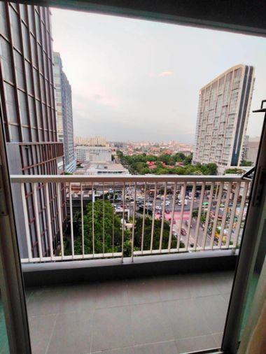รูป Rhythm Sukhumvit 50 จุดเด่นคือวิวระเบียงสวยมาก เห็นแนวรถไฟฟ้าและวิวเมืองโล่งๆ ห้องนอนมีช่องแสงข้างเตียง เฟอร์ครบตรงปกทักได้เลย - รูปที่ 16/17