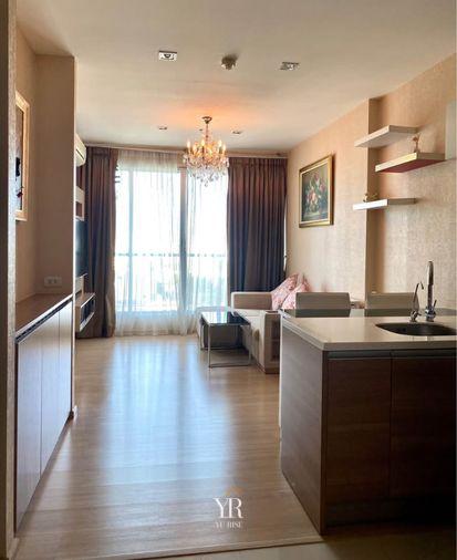 รูป Rhythm Sukhumvit 50 จุดเด่นคือวิวระเบียงสวยมาก เห็นแนวรถไฟฟ้าและวิวเมืองโล่งๆ ห้องนอนมีช่องแสงข้างเตียง เฟอร์ครบตรงปกทักได้เลย - รูปที่ 3/17