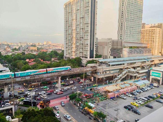รูป Rhythm Sukhumvit 50  จุดเด่นคือวิวระเบียงสวยมาก เห็นแนวรถไฟฟ้าและวิวเมืองโล่งๆ ห้องนอนมีช่องแสงข้างเตียง เฟอร์ครบตรงปกทักได้เลย - รูปที่ 17/17