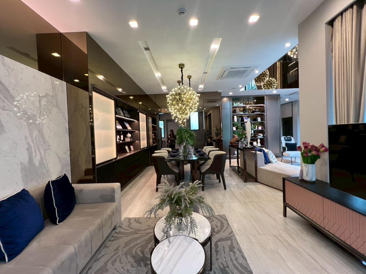 picture An ultra-luxury 3-story detached house with a private elevator in the prime Bangkok Kreetha area - 7/33
