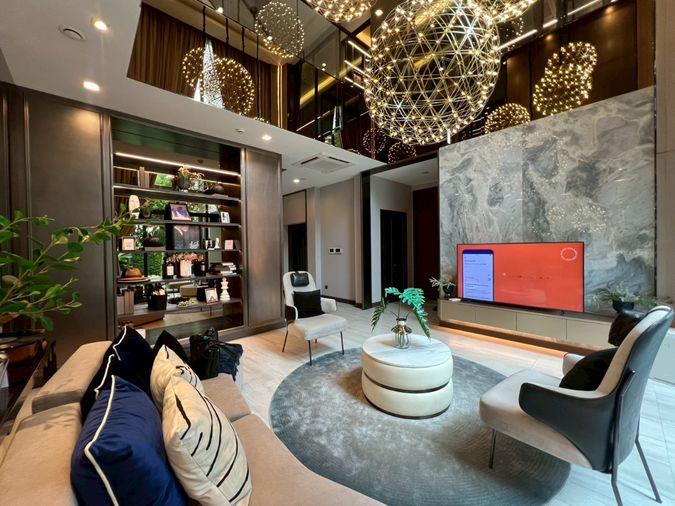 รูป บ้านเดี่ยวระดับ Ultra Luxury 3 ชั้น พร้อมลิฟต์ส่วนตัว บนทำเลศักยภาพ กรุงเทพกรีฑา ที่ออกแบบมาเพื่อการใช้ชีวิตเหนือระดับ พร้อมความเป็นส่วนตัวในทุกมิติ - รูปที่ 3/33
