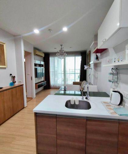 รูป Rhythm Sukhumvit 50  จุดเด่นคือวิวระเบียงสวยมาก เห็นแนวรถไฟฟ้าและวิวเมืองโล่งๆ ห้องนอนมีช่องแสงข้างเตียง เฟอร์ครบตรงปกทักได้เลย - รูปที่ 5/17