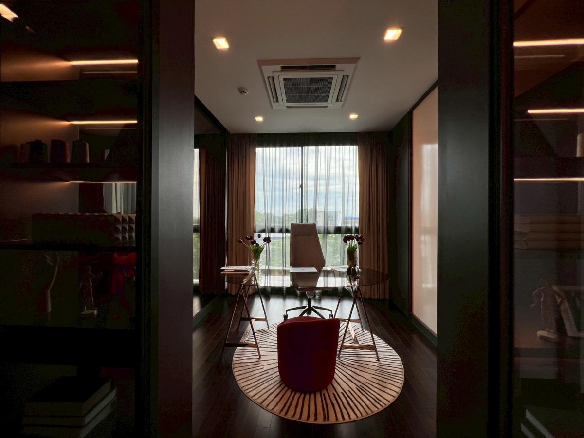 picture An ultra-luxury 3-story detached house with a private elevator in the prime Bangkok Kreetha area - 27/33