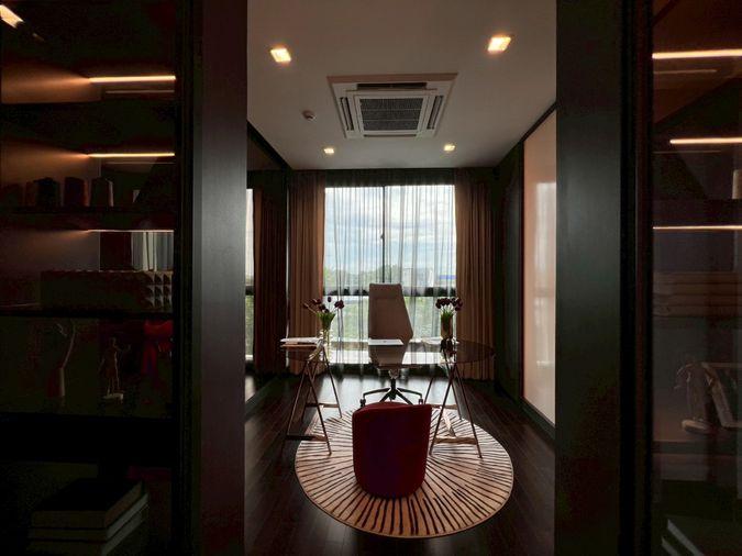 รูป บ้านเดี่ยวระดับ Ultra Luxury 3 ชั้น พร้อมลิฟต์ส่วนตัว บนทำเลศักยภาพ กรุงเทพกรีฑา ที่ออกแบบมาเพื่อการใช้ชีวิตเหนือระดับ พร้อมความเป็นส่วนตัวในทุกมิติ - รูปที่ 27/33
