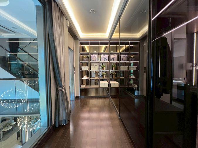 รูป บ้านเดี่ยวระดับ Ultra Luxury 3 ชั้น พร้อมลิฟต์ส่วนตัว บนทำเลศักยภาพ กรุงเทพกรีฑา ที่ออกแบบมาเพื่อการใช้ชีวิตเหนือระดับ พร้อมความเป็นส่วนตัวในทุกมิติ - รูปที่ 12/33