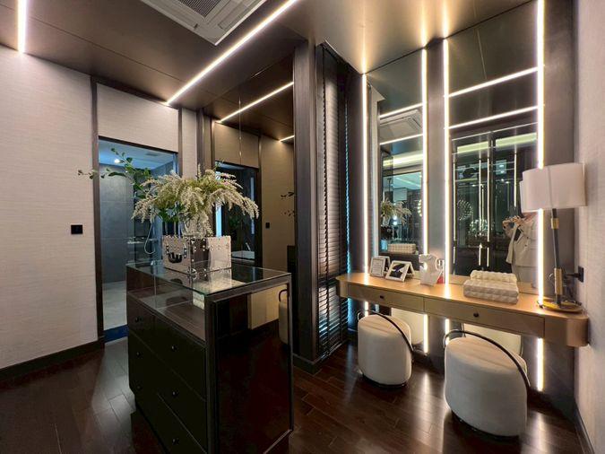 รูป บ้านเดี่ยวระดับ Ultra Luxury 3 ชั้น พร้อมลิฟต์ส่วนตัว บนทำเลศักยภาพ กรุงเทพกรีฑา ที่ออกแบบมาเพื่อการใช้ชีวิตเหนือระดับ พร้อมความเป็นส่วนตัวในทุกมิติ - รูปที่ 14/33