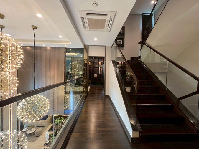รูป บ้านเดี่ยวระดับ Ultra Luxury 3 ชั้น พร้อมลิฟต์ส่วนตัว บนทำเลศักยภาพ กรุงเทพกรีฑา ที่ออกแบบมาเพื่อการใช้ชีวิตเหนือระดับ พร้อมความเป็นส่วนตัวในทุกมิติ - รูปที่ 18/33