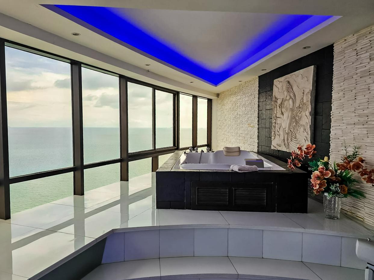 picture Jomtien Plaza Condotel Luxury Duplex Penthouse for Sale - 18/19