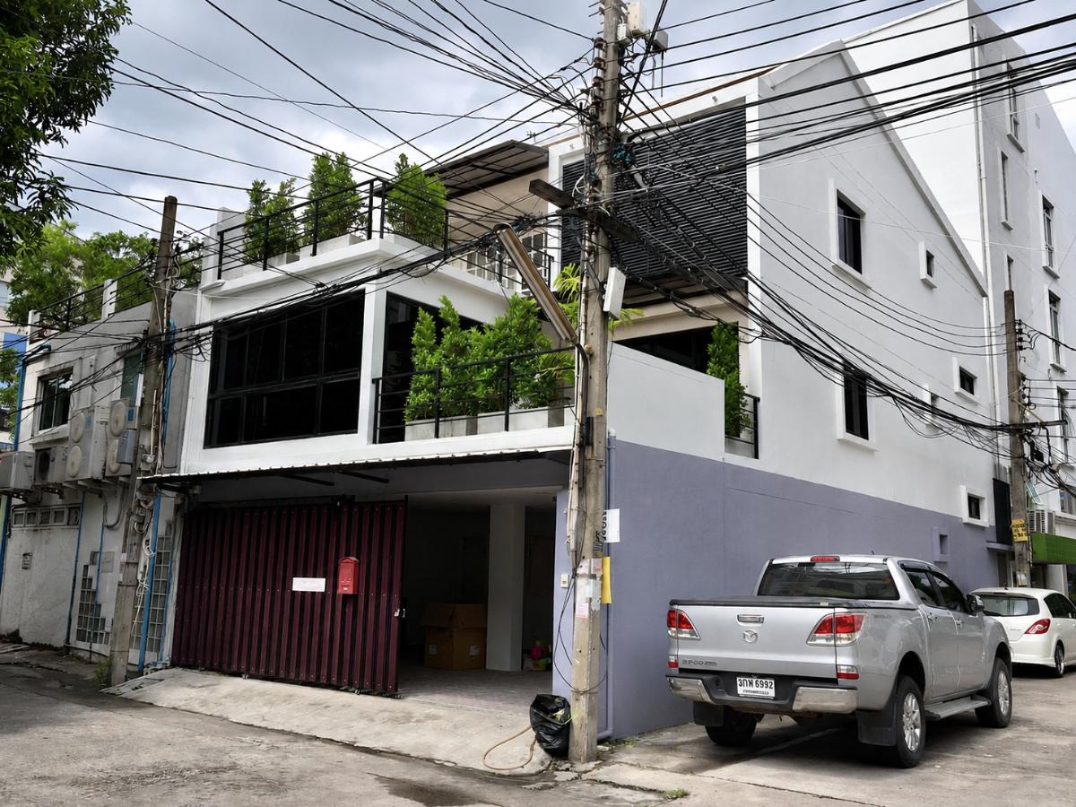 รูป ให้เช่า Townhome 3 ชั้น ซอยเอกมัย (ตรงข้ามซอยเอกมัย 4) ทำเลใจกลางสุขุมวิท เพียง 600 เมตรจาก BTS เอกมัย เหมาะสำหรับอยู่อาศัยหรือทำ Home Office  - รูปที่ 1/10