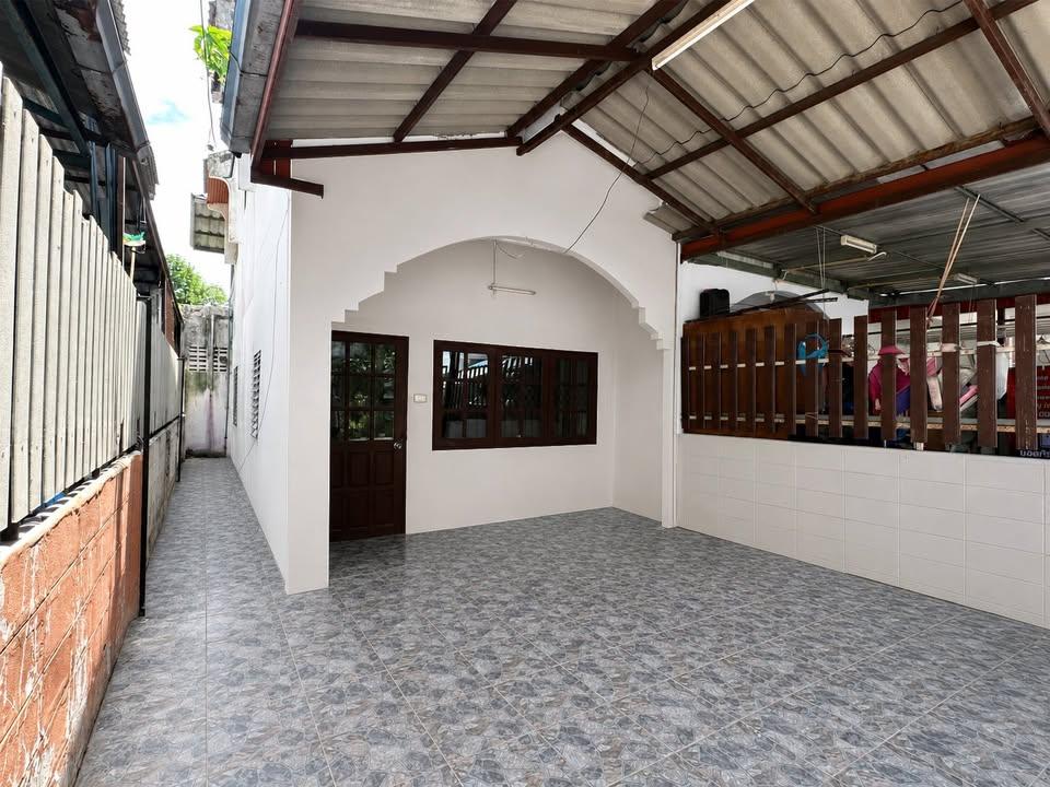 รูป 🔥ขาย บ้านทาวน์เฮ้าส์ หมู่บ้านฉัตรหลวง ทำเลมีนบุรี-ราษฎร์อุทิศ ใกล้ทางเข้าหมู่บ้าน ใกล้ถนนใหญ่และรถไฟฟ้า ราคาถูกที่สุดในหมู่บ้าน พร้อมเข้าอยู่ - รูปที่ 2/8