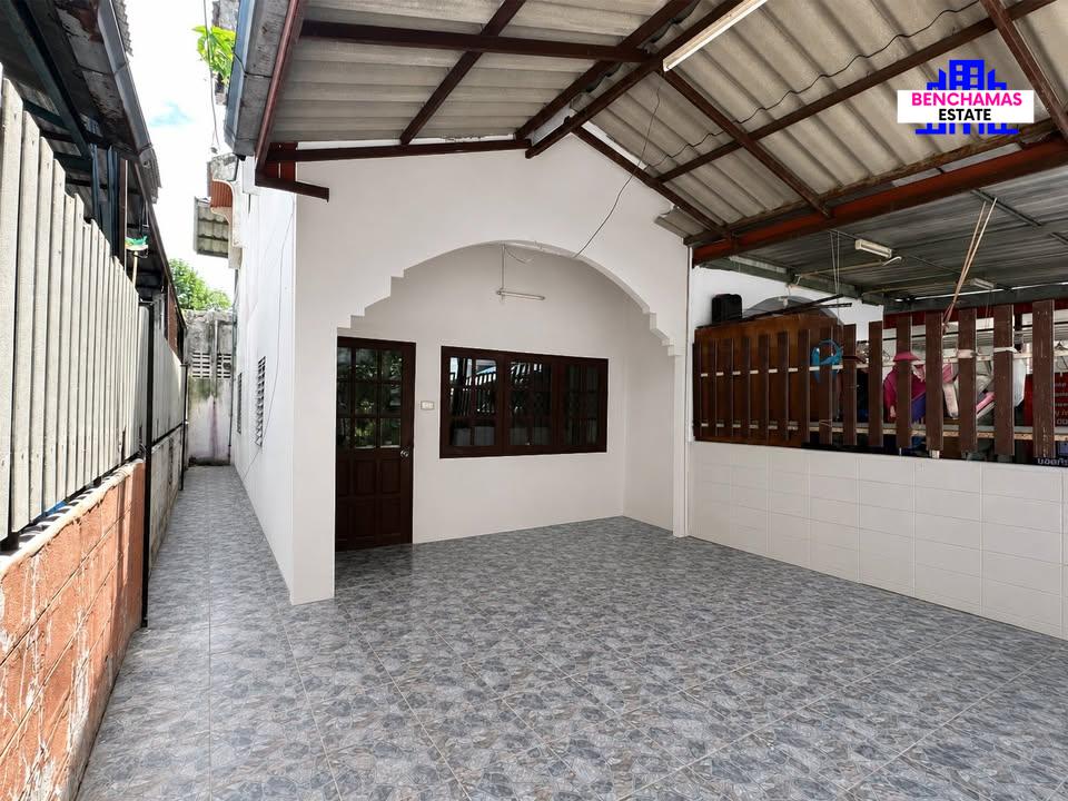 รูป 🔥ขาย บ้านทาวน์เฮ้าส์ หมู่บ้านฉัตรหลวง ทำเลมีนบุรี-ราษฎร์อุทิศ ใกล้ทางเข้าหมู่บ้าน ใกล้ถนนใหญ่และรถไฟฟ้า ราคาถูกที่สุดในหมู่บ้าน พร้อมเข้าอยู่ - รูปที่ 2/8