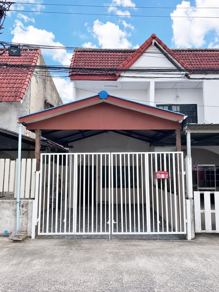 รูป 🔥ขาย บ้านทาวน์เฮ้าส์ หมู่บ้านฉัตรหลวง ทำเลมีนบุรี-ราษฎร์อุทิศ ใกล้ทางเข้าหมู่บ้าน ใกล้ถนนใหญ่และรถไฟฟ้า ราคาถูกที่สุดในหมู่บ้าน พร้อมเข้าอยู่ - รูปที่ 1/8