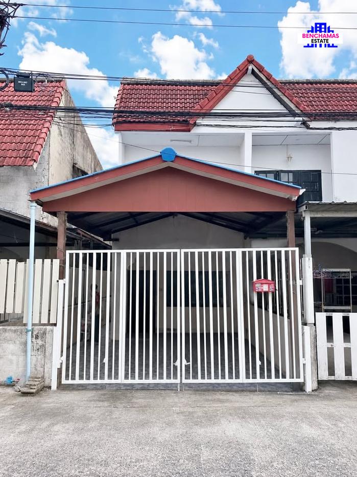 รูป 🔥ขาย บ้านทาวน์เฮ้าส์ หมู่บ้านฉัตรหลวง ทำเลมีนบุรี-ราษฎร์อุทิศ ใกล้ทางเข้าหมู่บ้าน ใกล้ถนนใหญ่และรถไฟฟ้า ราคาถูกที่สุดในหมู่บ้าน พร้อมเข้าอยู่ - รูปที่ 1/8
