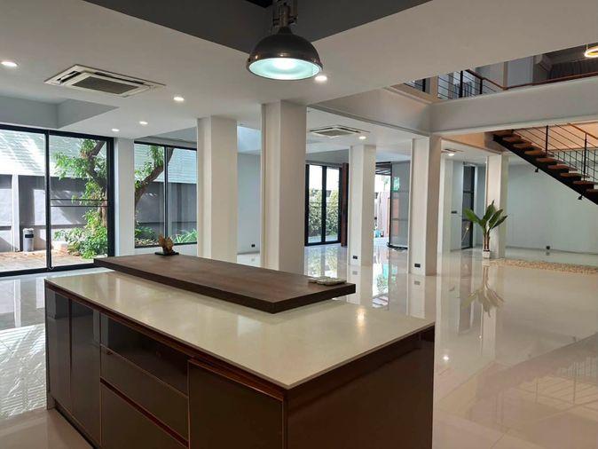 รูป ขาย บ้านเดี่ยวหรู สไตล์โมเดิร์น Pool Villa สุขุมวิท 71 (H6931) - รูปที่ 4/10