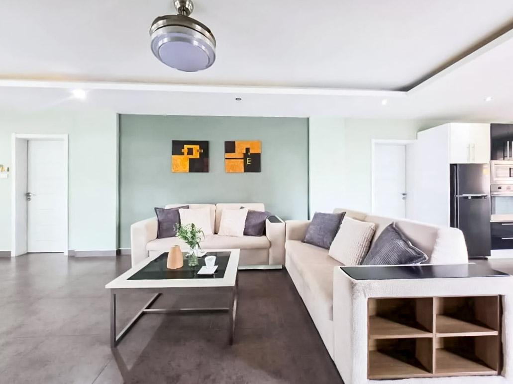 picture Tudor Court Pratumnak 2 Bedroom Condo for Sale - 1/21