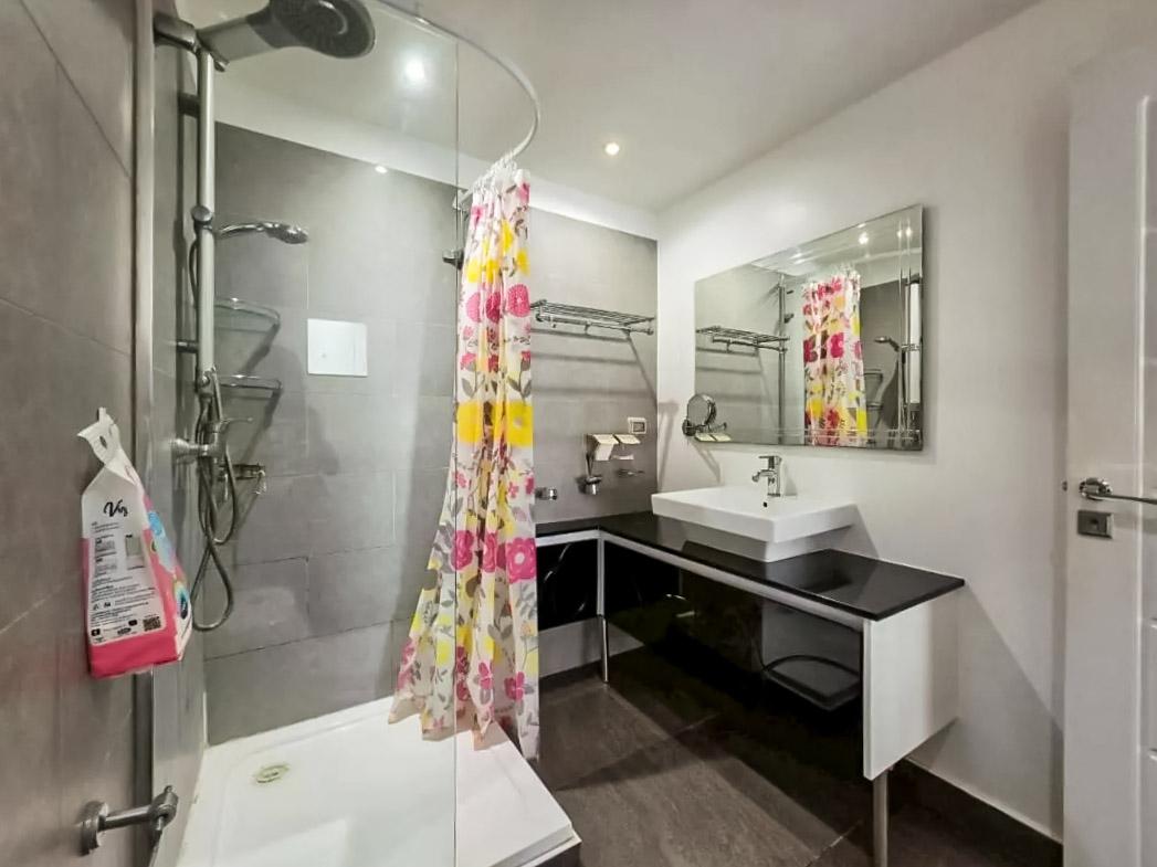 picture Tudor Court Pratumnak 2 Bedroom Condo for Sale - 17/21