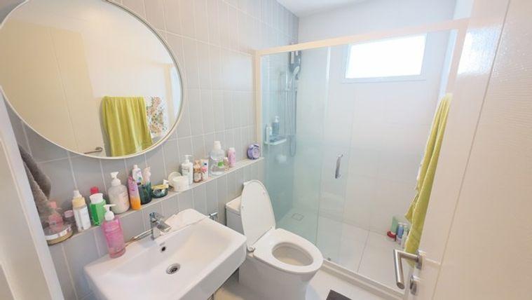 รูป บ้านหลังมุมแบบนี้... ในโครงการอินดี้ 4 เมกะบางนา มีเข้าตลาดไม่บ่อย! พร้อมเฟอร์นิเจอร์ หันหน้าทิศใต้ อยู่สบาย ซื้อแล้วเข้าอยู่ได้ทันที  - รูปที่ 24/27