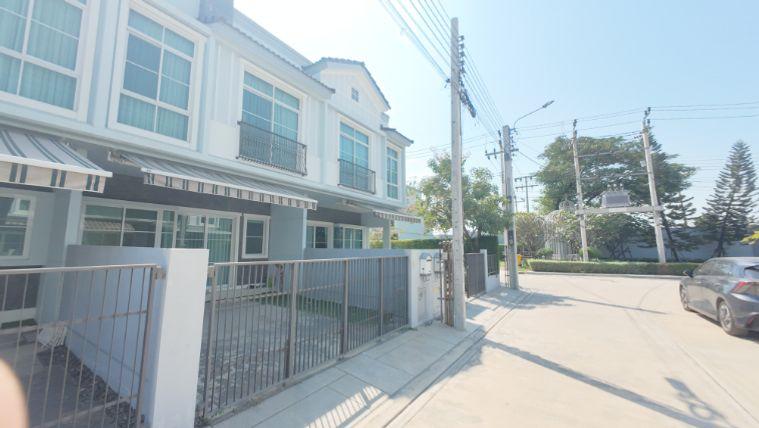 รูป บ้านหลังมุมแบบนี้... ในโครงการอินดี้ 4 เมกะบางนา มีเข้าตลาดไม่บ่อย! พร้อมเฟอร์นิเจอร์ หันหน้าทิศใต้ อยู่สบาย ซื้อแล้วเข้าอยู่ได้ทันที  - รูปที่ 3/27