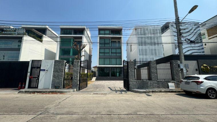 รูป โฮมออฟฟิศระดับ Luxury ทำเลหลัง Central EastVille มีลิฟท์ส่วนตัว จอดรถ 10 คัน ครบทั้งทำงานและอยู่อาศัยในหลังเดียว! - รูปที่ 18/20