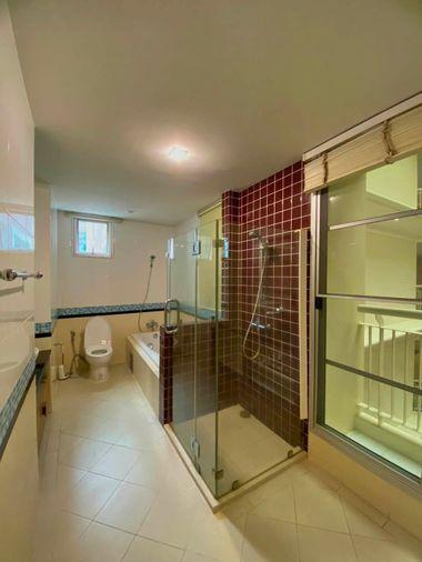 รูป Citi Smart Sukhumvit 18 | Rare 3 Bed 3 Bath! CitiSmart Sukhumvit 18 | Steps to BTS Asoke & MRT Sukhumvit | Spacious Executive Living - รูปที่ 9/12