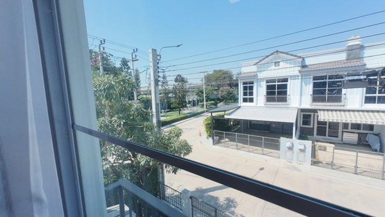 รูป บ้านหลังมุมแบบนี้... ในโครงการอินดี้ 4 เมกะบางนา มีเข้าตลาดไม่บ่อย! พร้อมเฟอร์นิเจอร์ หันหน้าทิศใต้ อยู่สบาย ซื้อแล้วเข้าอยู่ได้ทันที  - รูปที่ 22/27