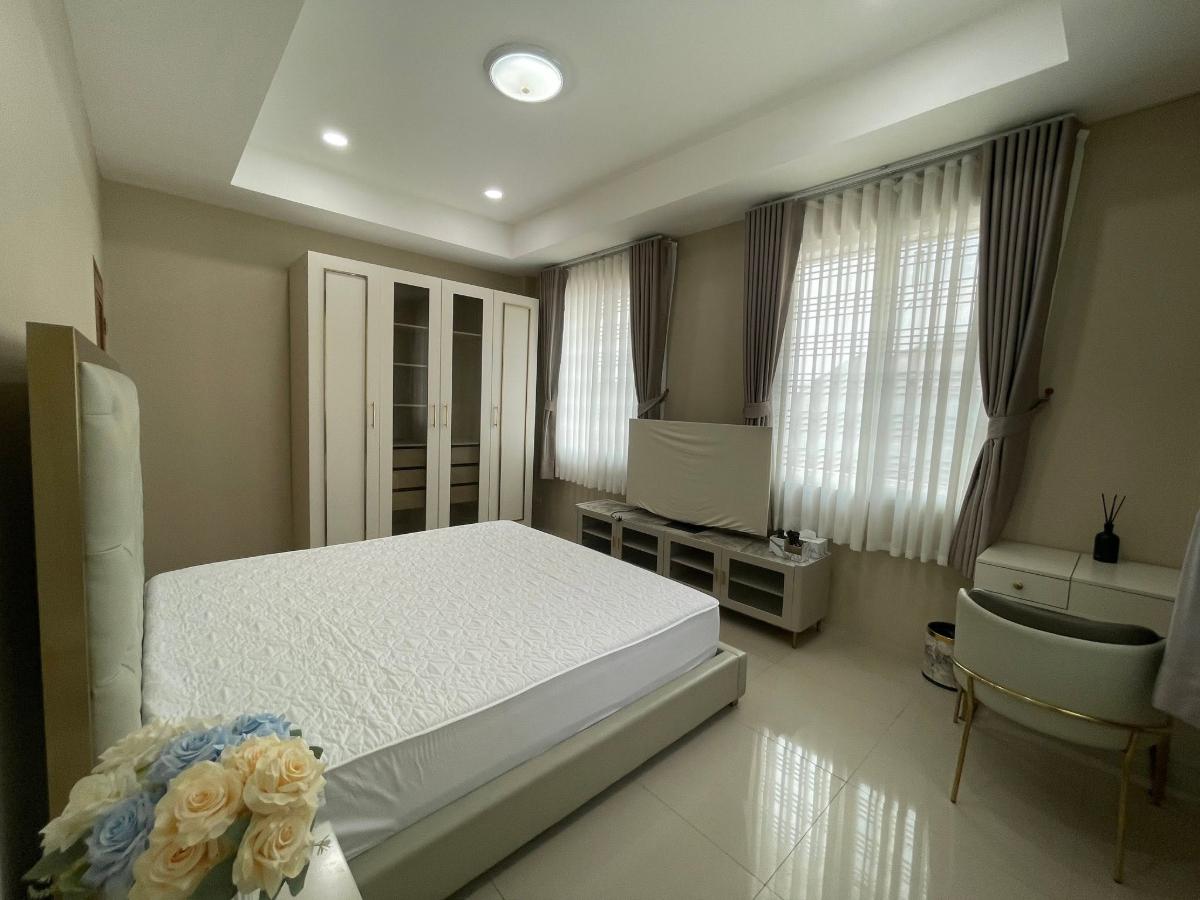 รูป บ้านเดี่ยวให้เช่า 🔥 Baan Suan Neramit OrNgern-Ramintra 🔥 5 ห้องนอน 7 ห้องน้ำ เฟอร์นิเจอร์ และ เครื่องใช้ไฟฟ้าครบ  - รูปที่ 9/11