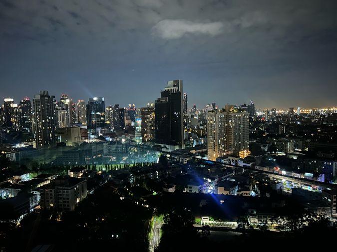 picture Corner unit with panoramic city view and bathtub at IDEO Sukhumvit - Rama 4.    60 sq.m. - 2/10