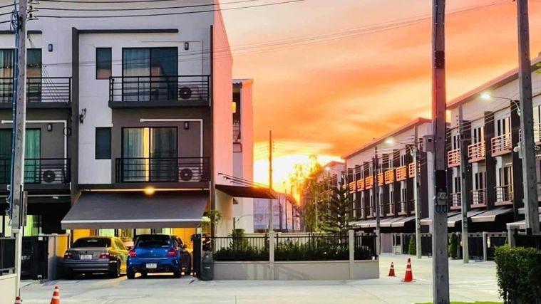 รูป ทาวน์เฮ้าส์ให้เช่า ✨ Baan Klang Muang Srinakarin – Onnut ✨ 3 ห้องนอน 3 ห้องน้ำ เฟอร์นิเจอร์ และ เครื่องใช้ไฟฟ้าครบ  - รูปที่ 2/11