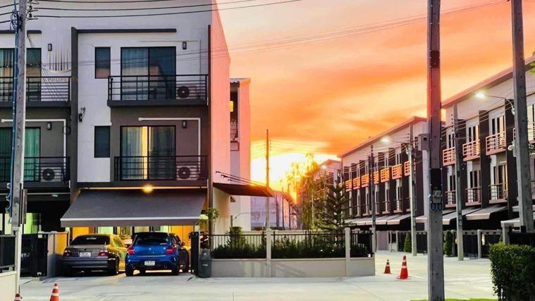 รูป ทาวน์เฮ้าส์ให้เช่า ✨ Baan Klang Muang Srinakarin – Onnut ✨ 3 ห้องนอน 3 ห้องน้ำ เฟอร์นิเจอร์ และ เครื่องใช้ไฟฟ้าครบ - รูปที่ 2/11