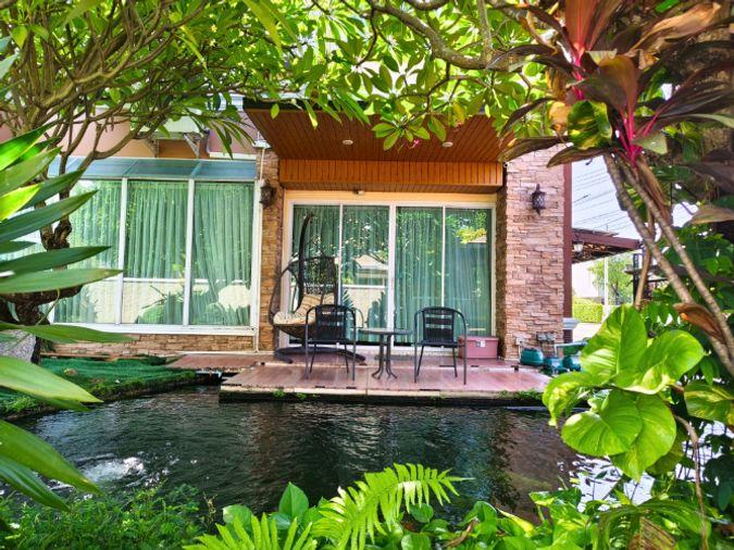 รูป ขาย บ้านเดี่ยว ร่มรื่น บรรยากาศเหมือนรีสอร์ท ติดถนนหลักของหมุ่บ้าน Natural Ville ร่มเกล้า 3 ห้องนอน 4 ห้องน้ำ 175 ตร.ว.  - รูปที่ 7/34