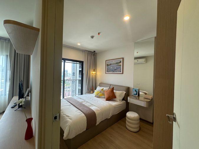 รูป Life Rama 4-Asoke ไฮไลท์ห้องนอนกว้างขวาง ติดระเบียงวิวเมืองโล่ง มีตู้เสื้อผ้าบิวท์อินบานกระจกใส 1 ห้องนอน 1 ห้องน้ำ  - รูปที่ 11/19
