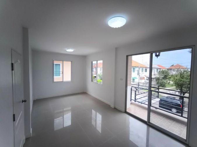 รูป บ้านหน้าสวน วิวโล่ง อยู่แล้วสบายใจ รีโนเวทใหม่ทั้งหลัง พร้อมเข้าอยู่ - รูปที่ 9/28