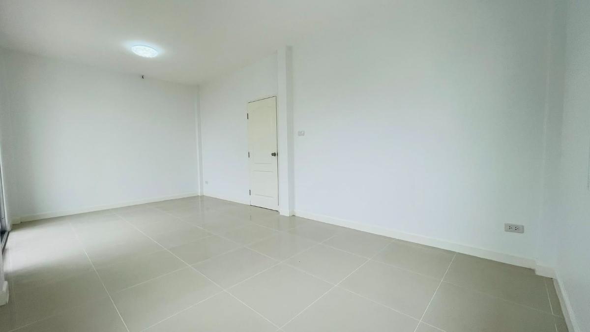 รูป บ้านหน้าสวน วิวโล่ง อยู่แล้วสบายใจ รีโนเวทใหม่ทั้งหลัง พร้อมเข้าอยู่ - รูปที่ 27/28