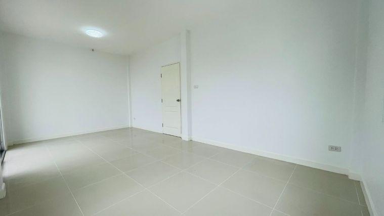 รูป บ้านหน้าสวน วิวโล่ง อยู่แล้วสบายใจ รีโนเวทใหม่ทั้งหลัง พร้อมเข้าอยู่ - รูปที่ 27/28