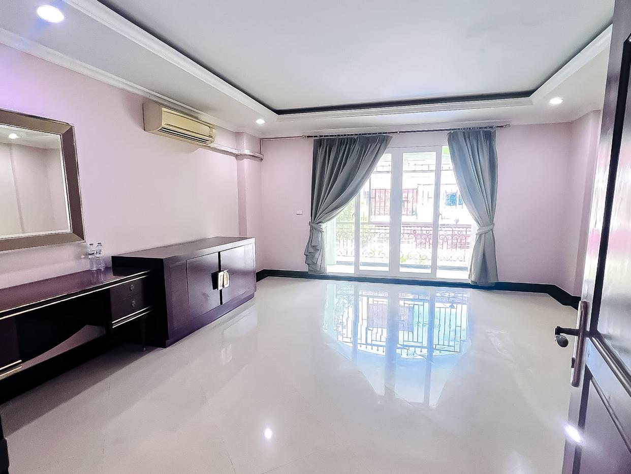 picture Townhouse for Sale Thepprasit South Pattaya 2 Bed Corner Unit - 2/8
