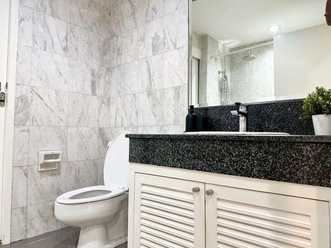 รูป 🔥 The Royal Place 1 ห้องใหญ่ 2 ห้องนอน 84 ตร.ม. ชั้น 17 ใจกลางลุมพินี เพียง 27,000 บาท/เดือน พร้อมเข้าอยู่! 🏙️✨ - รูปที่ 13/15