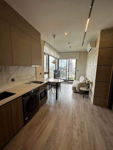 รูป Rhythm ekkamai estate ปล่อยเช่าห้อง ดีไซน์เนี๊ยบฟีลโรงแรม 5 ดาว ครัวเปิดบิวท์อินลายหินอ่อนเครื่องซักผ้าพร้อม เฟอร์และของแต่งครบชุด - รูปที่ 2/6