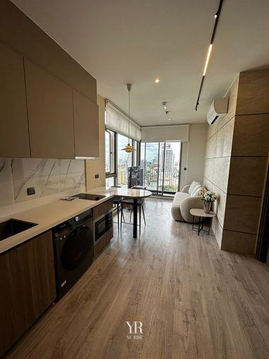 รูป Rhythm ekkamai estate ปล่อยเช่าห้อง ดีไซน์เนี๊ยบฟีลโรงแรม 5 ดาว ครัวเปิดบิวท์อินลายหินอ่อนเครื่องซักผ้าพร้อม เฟอร์และของแต่งครบชุด - รูปที่ 2/6