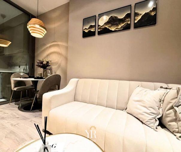 รูป Rhythm ekkamai estate แต่งหรูสไตล์ Warm Luxury โทนเบจละมุนตา บิวท์อินผนังทีวีซ่อนไฟ โซนทานข้าวน่ารัก ครัวปิดกั้นกระจกกันกลิ่น - รูปที่ 8/12