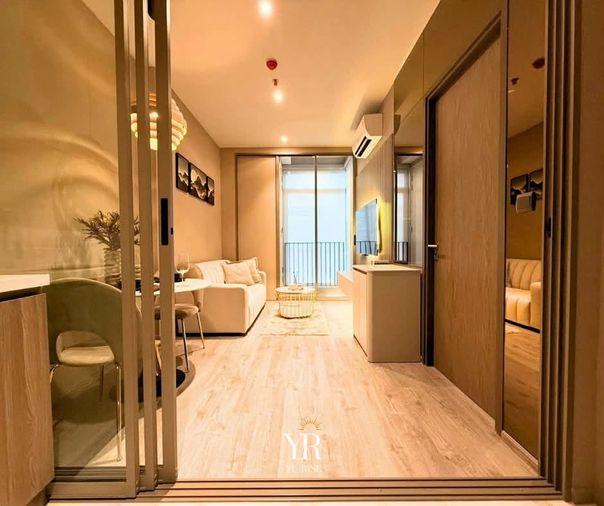 รูป Rhythm ekkamai estate แต่งหรูสไตล์ Warm Luxury โทนเบจละมุนตา บิวท์อินผนังทีวีซ่อนไฟ โซนทานข้าวน่ารัก ครัวปิดกั้นกระจกกันกลิ่น - รูปที่ 1/12