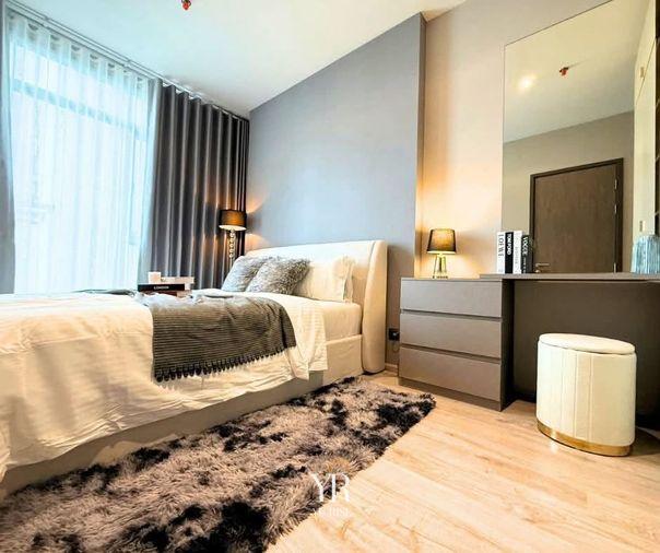 รูป Rhythm ekkamai estate แต่งหรูสไตล์ Warm Luxury โทนเบจละมุนตา บิวท์อินผนังทีวีซ่อนไฟ โซนทานข้าวน่ารัก ครัวปิดกั้นกระจกกันกลิ่น - รูปที่ 6/12