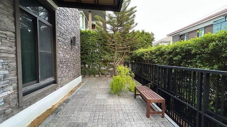 รูป ให้เช่าบ้านเดี่ยว มัณฑนาการ อ่อนนุช–วงแหวน 3 บ้านใกล้คลับเฮาส์ เดินข้ามถนนถึงส่วนกลาง พร้อมเข้าอยู่ (H6937) - รูปที่ 2/16