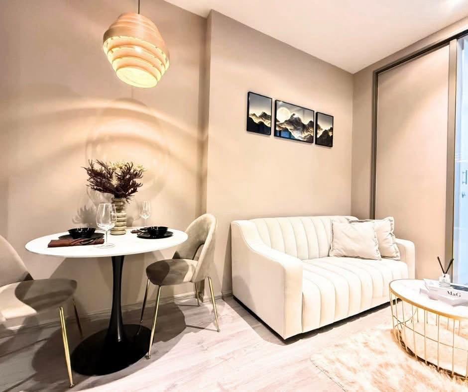 รูป Rhythm ekkamai estate แต่งหรูสไตล์ Warm Luxury โทนเบจละมุนตา บิวท์อินผนังทีวีซ่อนไฟ โซนทานข้าวน่ารัก ครัวปิดกั้นกระจกกันกลิ่น - รูปที่ 10/12
