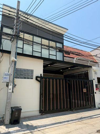 picture For Rent | Twin Townhouses | Sukhumvit 16  | Prime Asoke Location  4bedrooms - 1/25