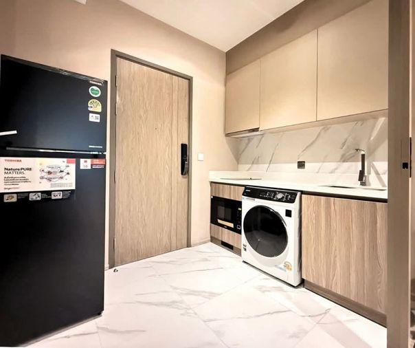 รูป Rhythm ekkamai estate แต่งหรูสไตล์ Warm Luxury โทนเบจละมุนตา บิวท์อินผนังทีวีซ่อนไฟ โซนทานข้าวน่ารัก ครัวปิดกั้นกระจกกันกลิ่น - รูปที่ 4/12